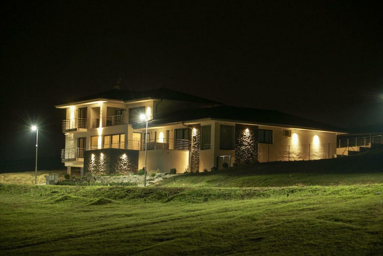 Luxury Villa Moravany nad Vahom Luaran gambar