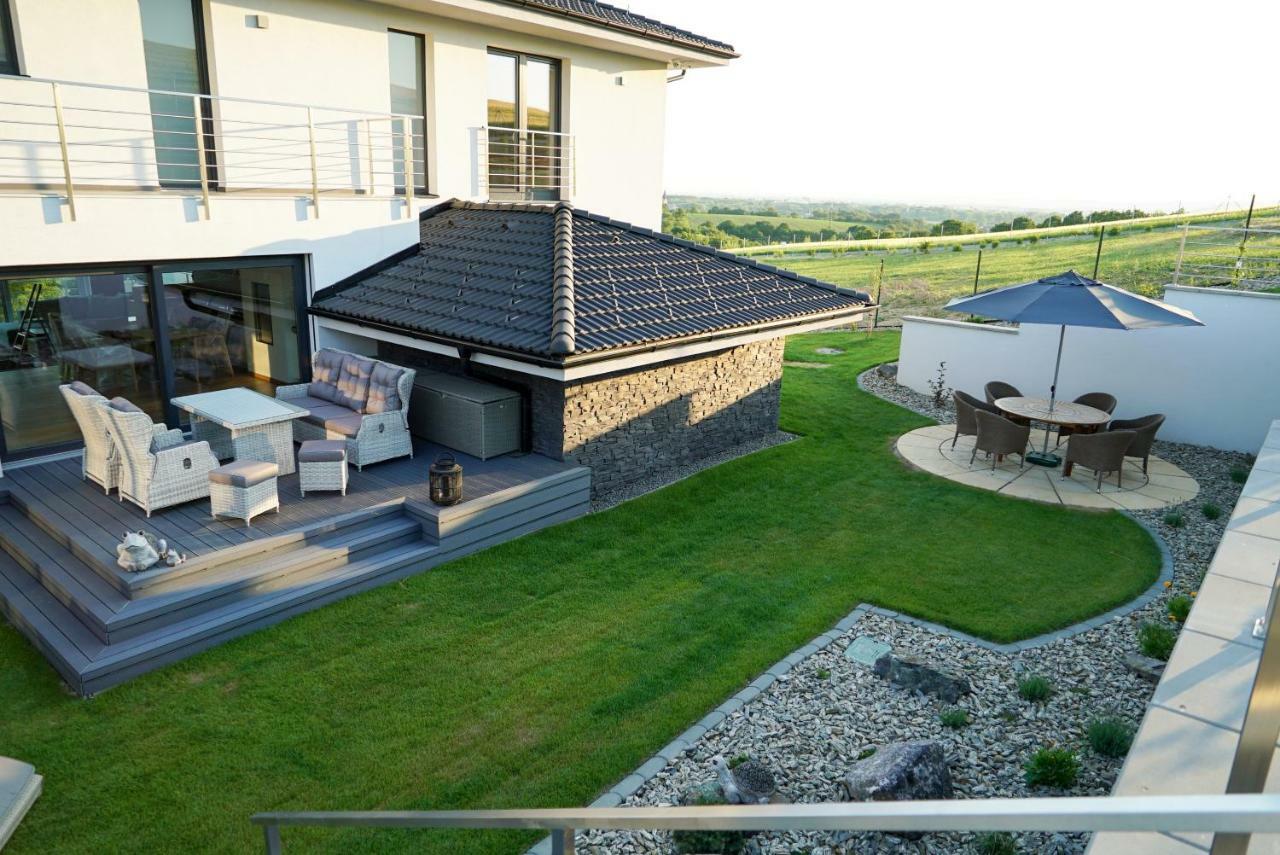 Luxury Villa Moravany nad Vahom Luaran gambar