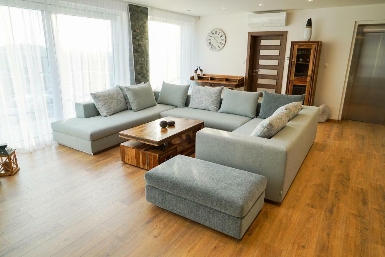Luxury Villa Moravany nad Vahom Luaran gambar