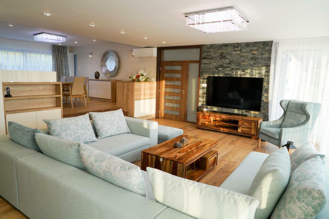 Luxury Villa Moravany nad Vahom Luaran gambar