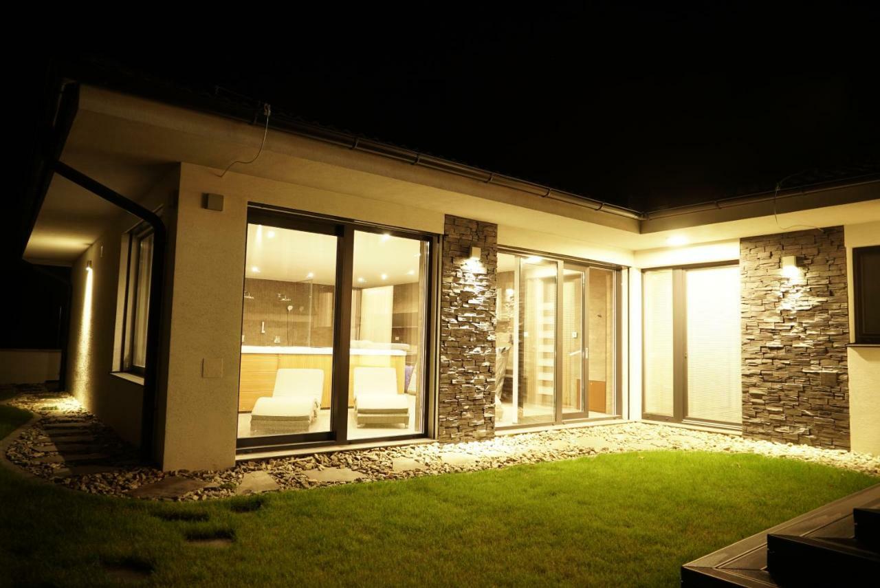 Luxury Villa Moravany nad Vahom Luaran gambar